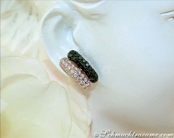 Schwarze und weiße Diamant-Ohrstecker in Roségold 585, Detailaufnahme auf weißem Hintergrund