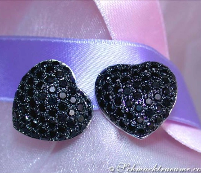 Herzformige Ohrstecker aus Weißgold 585 mit schwarzen Diamanten. Herzformige Ohrstecker aus Weißgold 585 mit schwarzen Diamanten.