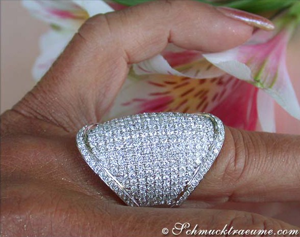 Detailansicht des hochkarätigen Brillantrings mit 284 Vollschliff-Brillanten in Weißgold 750