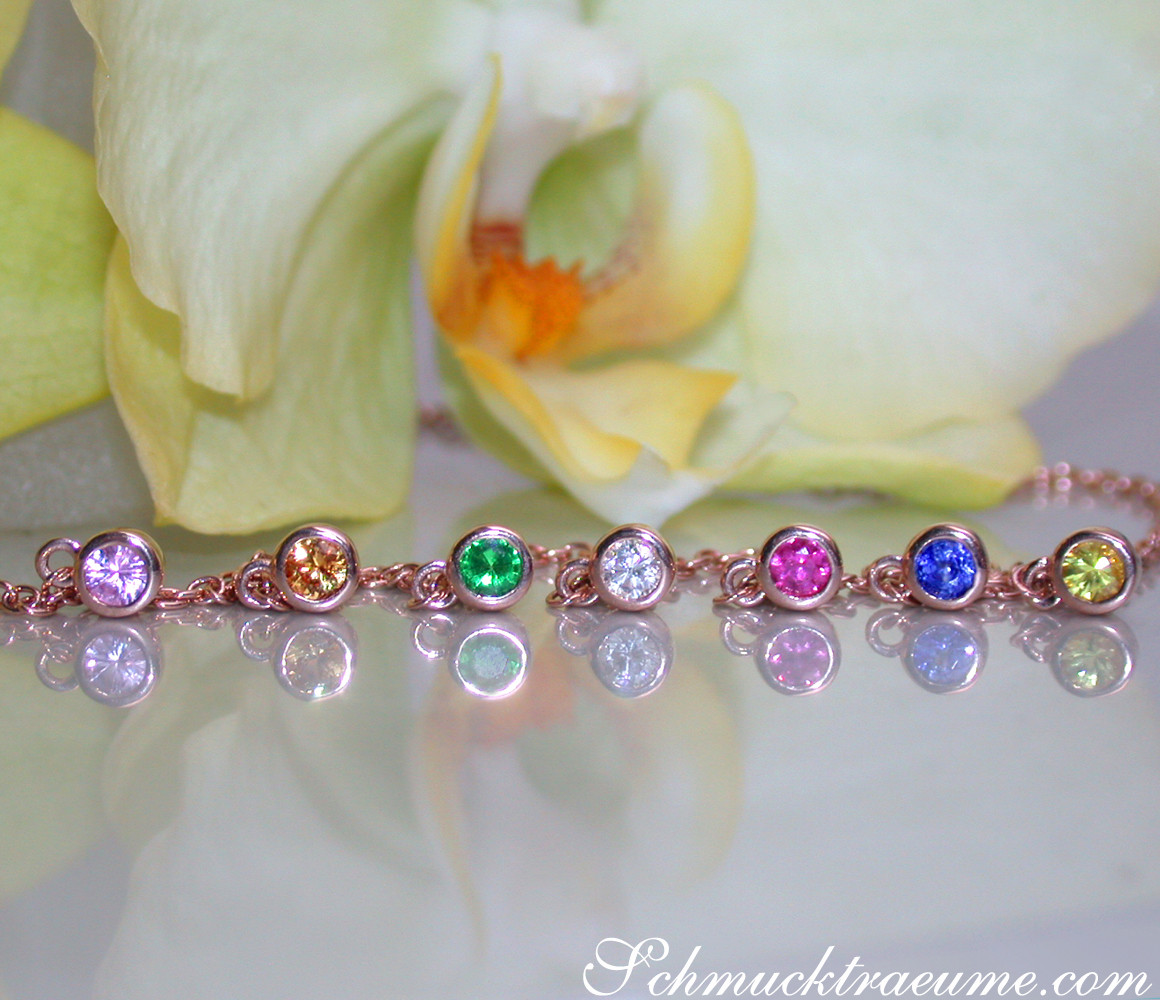 Kette mit farbigen Saphiren auf roségoldener Kette, Detailaufnahme