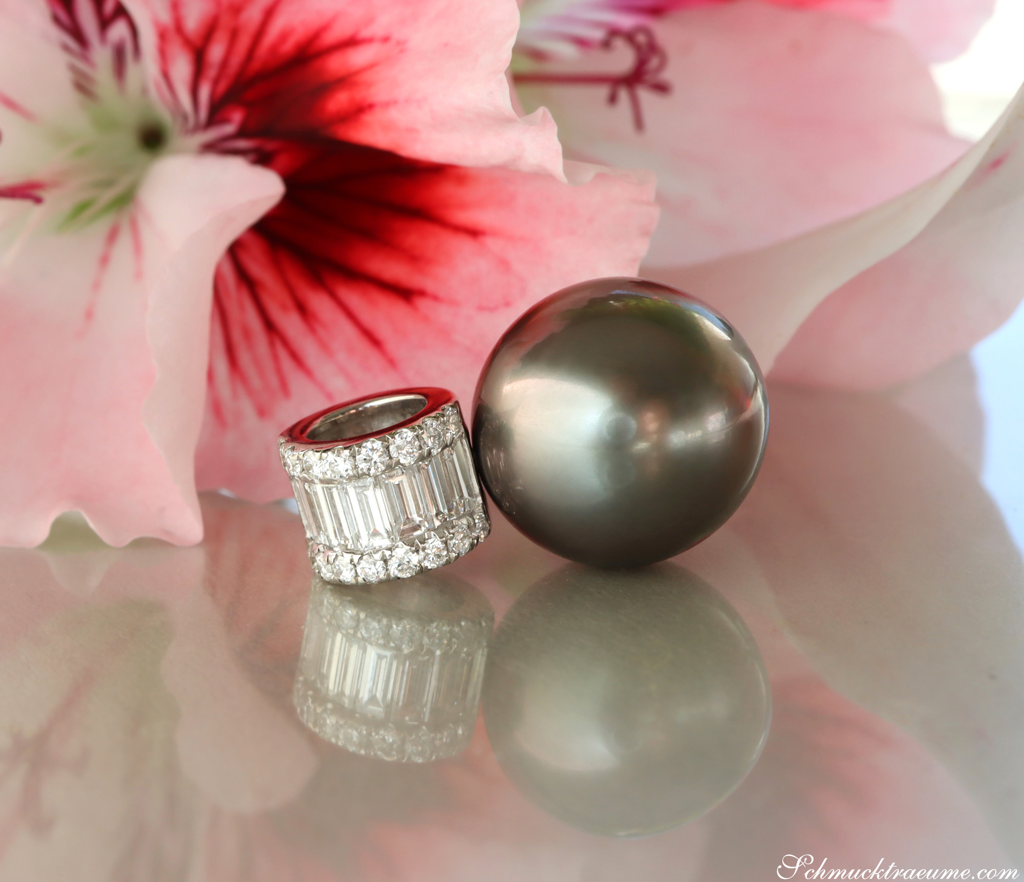 Tahitiperlen-Anhänger mit Baguette-Diamanten vor Blüte, Detailaufnahme