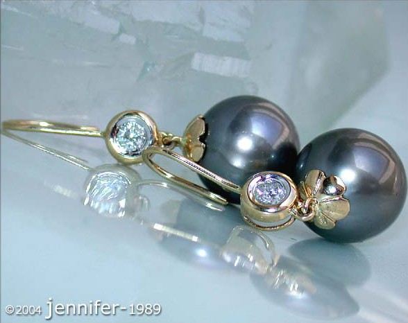Tahitiperlen-Ohrhänger mit Brillanten in Gelbgold 585, Detailaufnahme, glänzende Perlen, funkelnde Diamanten, eleganter