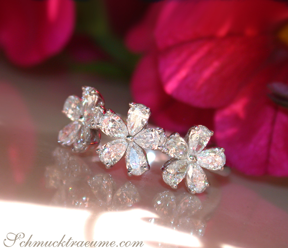 Femininer Diamant-Blüten-Ring mit 15 Tropfen-Schliff-Diamanten, Weißgold 750, auf glänzender Oberfläche.