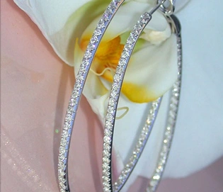 Ovale Diamanten Creolen in Extralänge, glänzende Brillanten in Weißgold