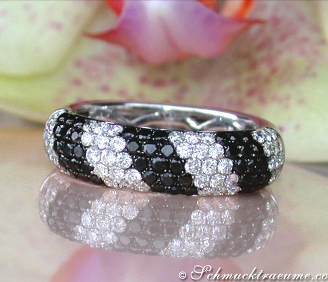 Schwarz-weißer Diamantring auf Orchideenblüte, Detailaufnahme, elegant. Schwarz-weißer Diamantring auf Orchideenblüte, Detailaufnahme, elegant.