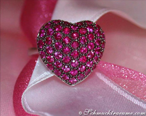 Herzring aus Weißgold 585 mit 1.900 Rubinen, detailreiches Herzmotiv