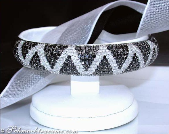 Luxus-Armreif mit Zickzack-Diamant-Design auf weißem Ständer