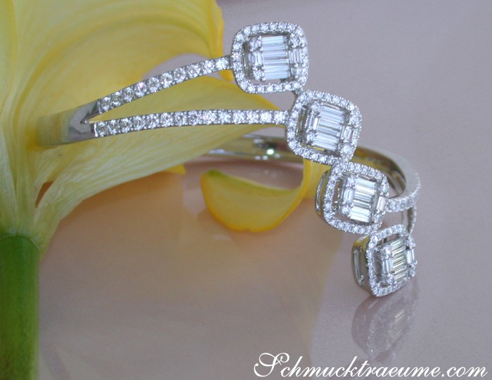Blumenumrandeter Diamant-Armreif in Weißgold 750 mit Baguette-Diamanten