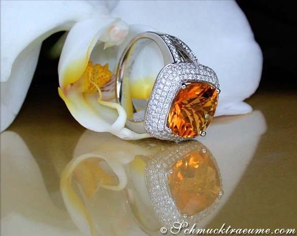 Detailansicht des Madeira Citrin Rings mit Brillanten, umgeben von Orchideenblüten.
