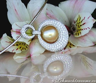 Goldener Südseeperlen-Anhänger mit Brillanten auf Blütenhintergrund