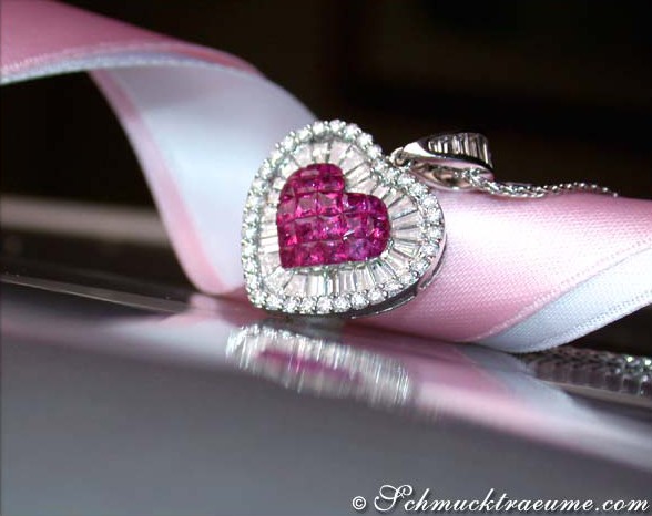 Herz-Anhänger aus Weißgold mit Rubin und Diamanten, detailreich, auf Satinband gelegt