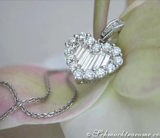 Herz-Anhänger aus Weißgold mit Diamanten, detailreich, elegant getragen