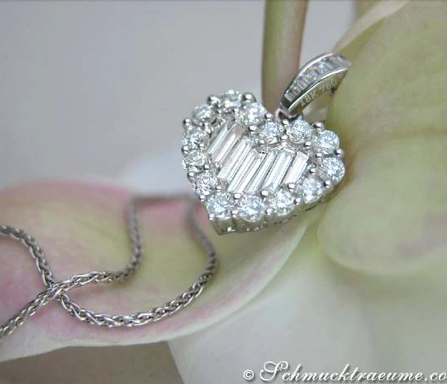 Herz-Anhänger aus Weißgold mit Diamanten, detailreich, elegant getragen Herz-Anhänger aus Weißgold mit Diamanten, detailreich, elegant getragen