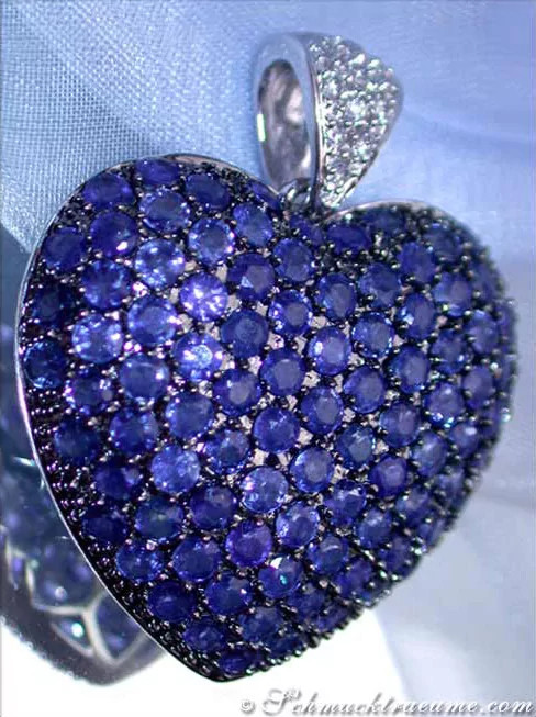 Weißgold Herzanhänger mit funkelnden Saphiren, Detailaufnahme