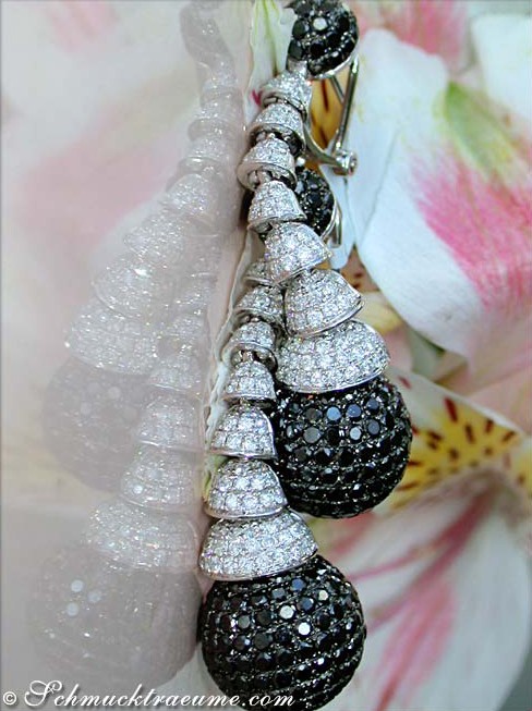 Schwarze Diamant-Ohrringe mit weißen Brillanten, Detailaufnahme, makellose Verarbeitung.