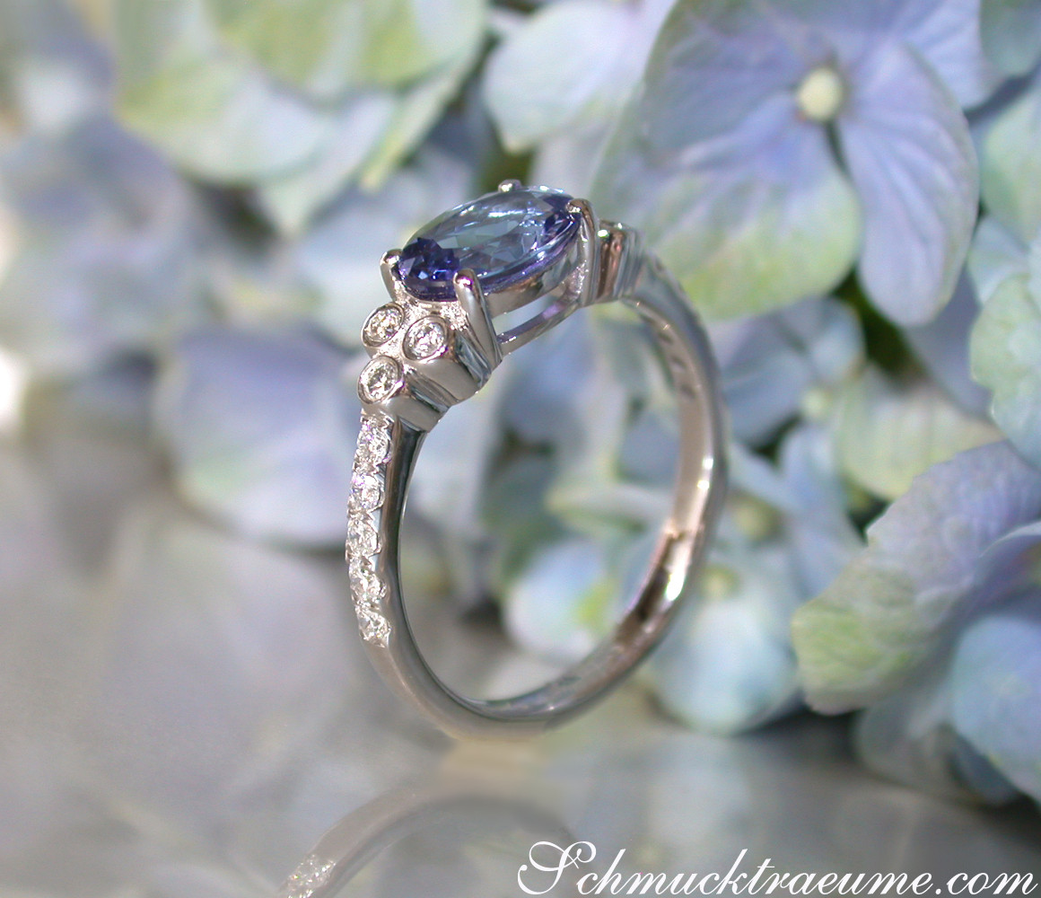 Klassischer Tansanit-Ring mit Brillanten in Weißgold 585