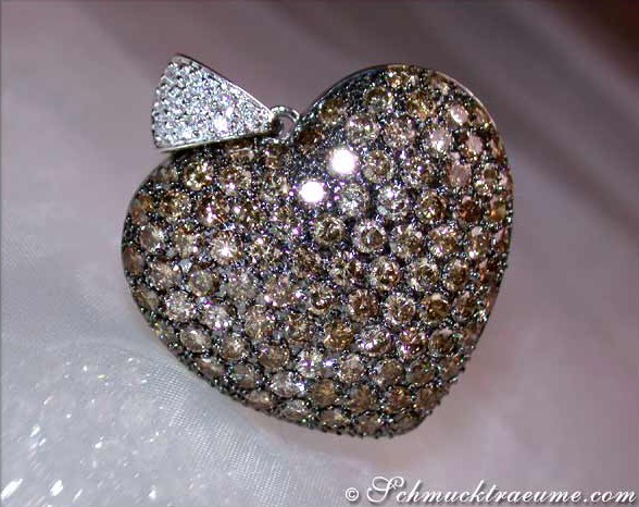 Herz-Anhänger aus Weißgold mit braunen Diamanten, detailreich, elegant.