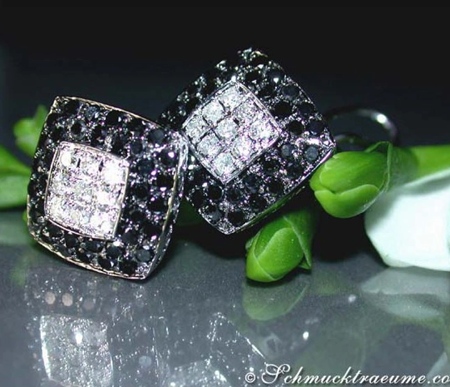 Schwarz-weiße Diamanten-Carré-Ohrstecker, Detailaufnahme, glänzende Steinbesatzung Schwarz-weiße Diamanten-Carré-Ohrstecker, Detailaufnahme, glänzende Steinbesatzung