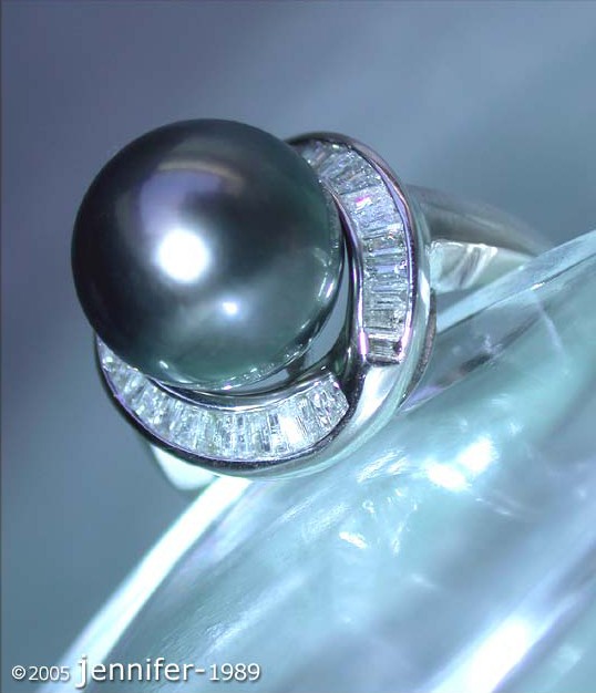 Detailansicht des eleganten Tahitiperlen-Rings mit Trapez-Diamanten in Weißgold 585. Perfekt gespiegelte Perle und glänzende