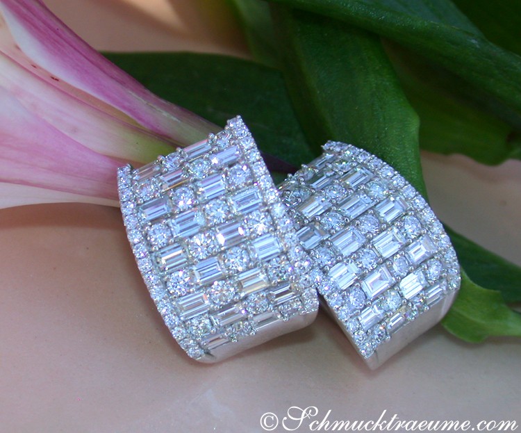 Detaillierte Clip-Ohrstecker aus Weißgold mit Baguette- und Runddiamanten