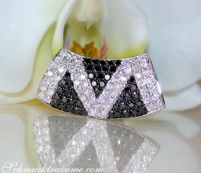 Schwarz-Weiß-Diamantanhänger im Zick-Zack-Design, detailreich, auf Blüte. Schwarz-Weiß-Diamantanhänger im Zick-Zack-Design, detailreich, auf Blüte.