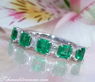 Smaragd-Baguette-Ring aus Weißgold 750, detailreich, elegant, Blume im Hintergrund