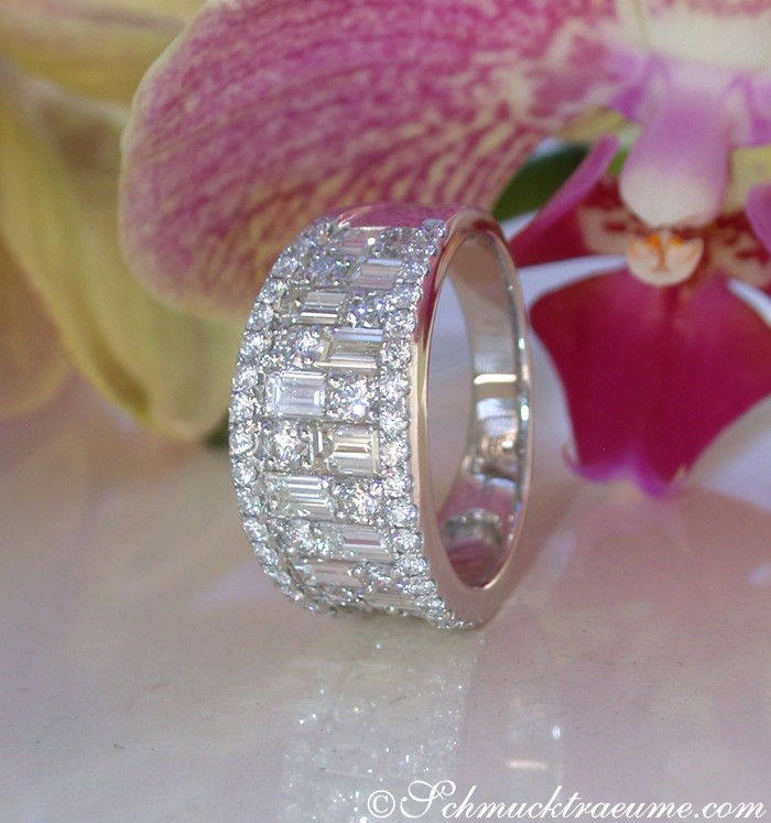 Eleganter Brillanten-Bandring mit Baguette-Diamanten auf Orchidee.