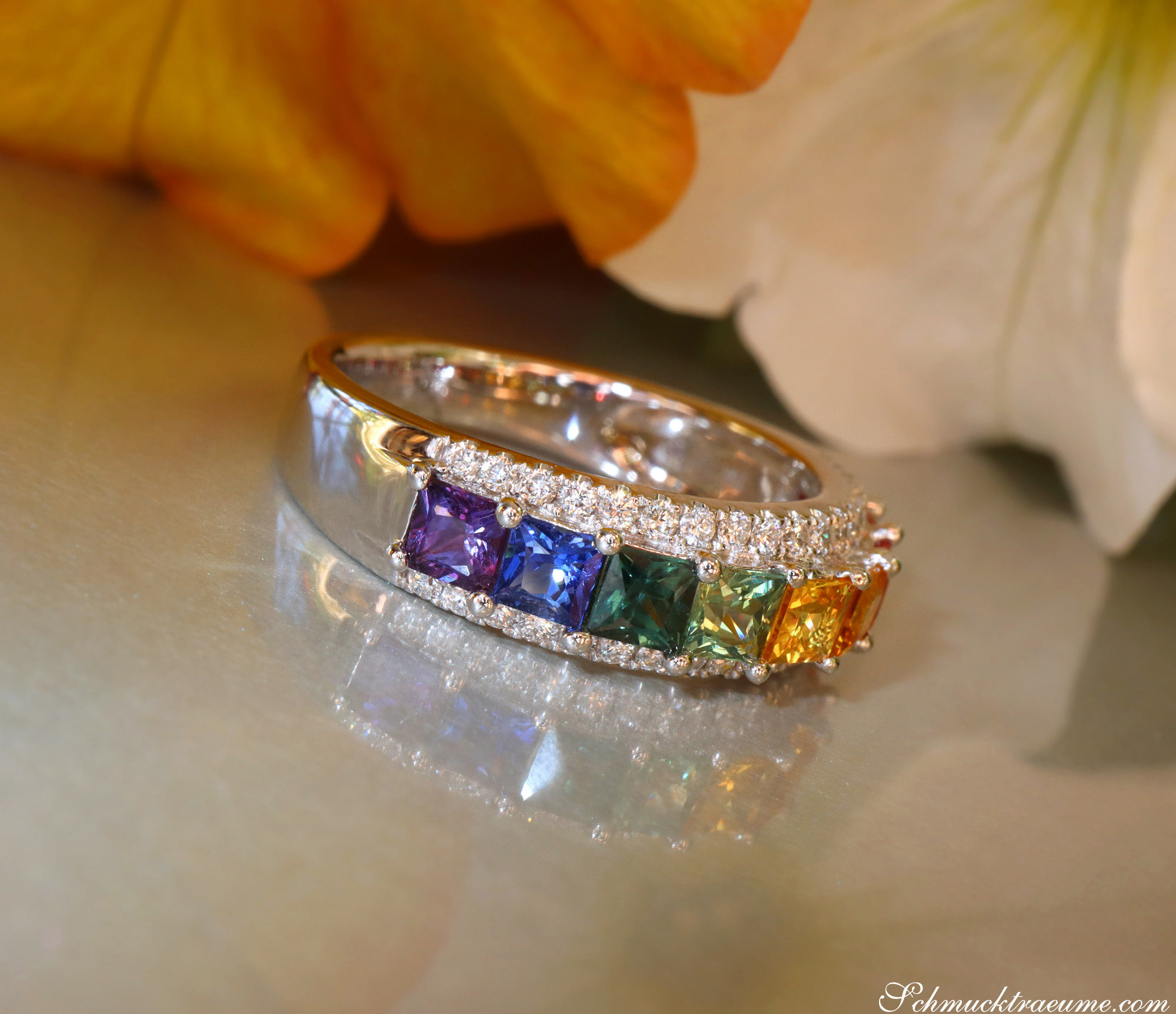 Regenbogen-Saphir-Ring mit Brillanten in Weißgold, detailreich, Blütenhintergrund