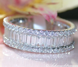 Klassischer Diamantenring mit Baguette-Schliff, elegant auf Rosenblüte präsentiert