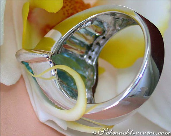 Weißgold-Aquamarin-Ring mit Diamanten, Detailaufnahme, Perspektive von oben