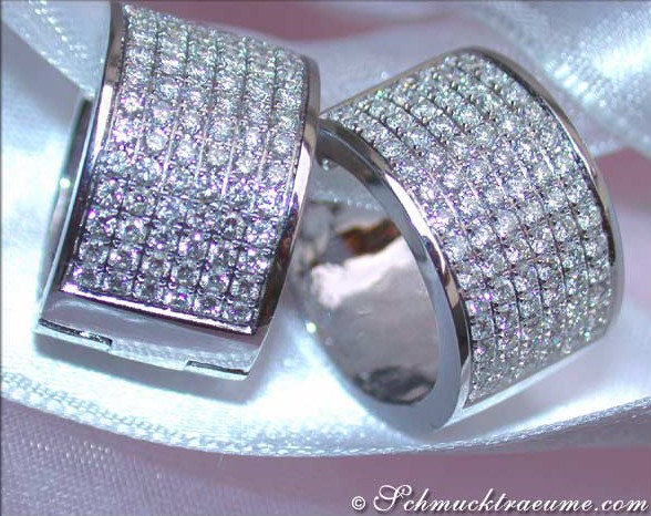 Detail der prächtigen Brillanten Creolen in Weißgold 750