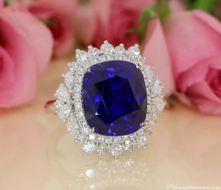 Blauer Ceylon-Saphir-Ring mit Diamanten in Weißgold, Rosen im Hintergrund