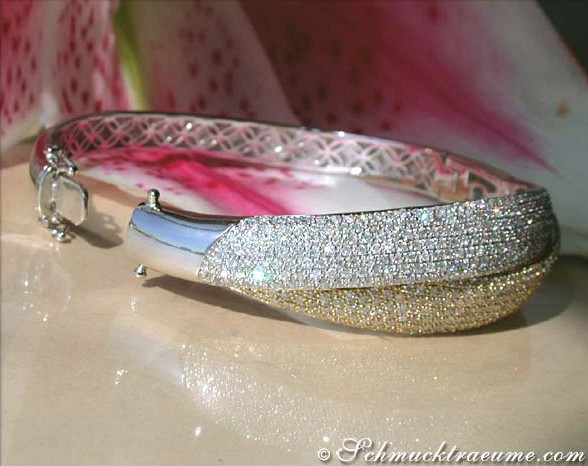 Detailansicht des Gelbgold-Brillant-Armreifs mit feiner Bicolor-Verarbeitung