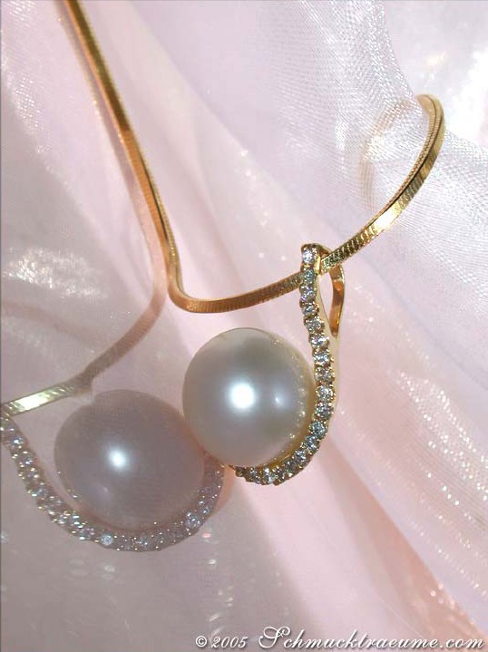 Goldener Süßwasserperlen-Anhänger mit Brillanten, getragen auf lichtem Stoff