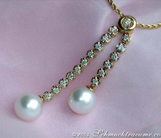 Goldener Anhänger mit 2 Südseeperlen & Diamanten, 11-12 mm, 1.17 Karat