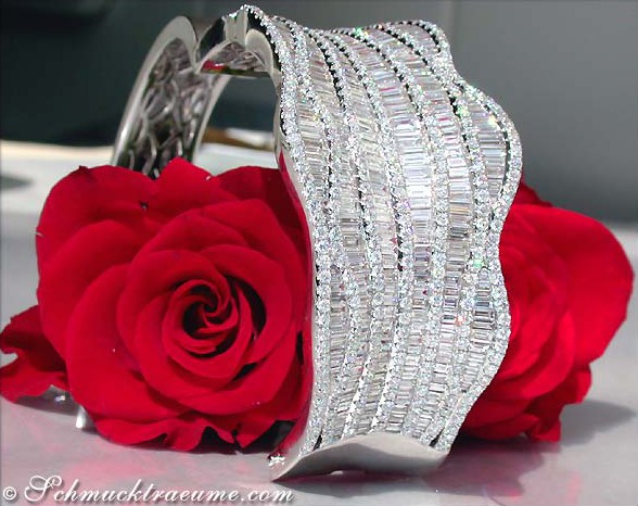 Opulenter Brillanten-Armreif in Weißgold 750 mit 15.99 ct. Diamanten