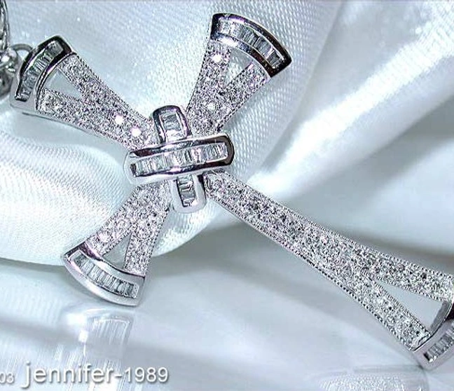 Weißgold 585 Kreuzanhänger mit Diamanten, Detailaufnahme auf weißem Hintergrund Weißgold 585 Kreuzanhänger mit Diamanten, Detailaufnahme auf weißem Hintergrund