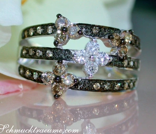 Blütenring aus Weißgold mit naturbraunen und weißen Diamanten, Detailaufnahme