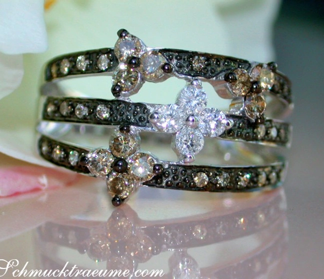 Blütenring aus Weißgold mit naturbraunen und weißen Diamanten, Detailaufnahme Blütenring aus Weißgold mit naturbraunen und weißen Diamanten, Detailaufnahme