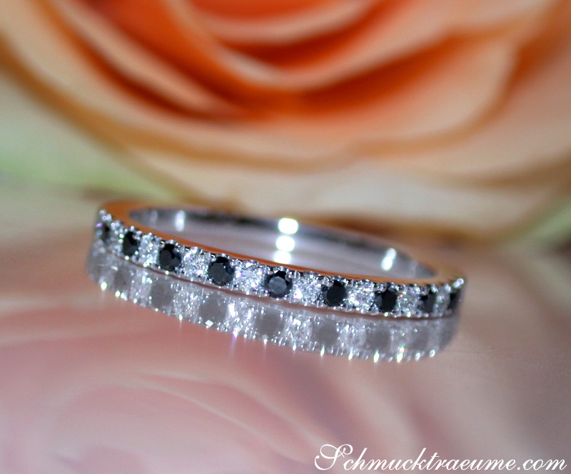 Schwarze & weiße Diamanten Halb Memoryring in Weißgold, detailreich, elegant