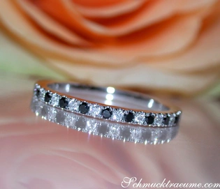 Schwarze & weiße Diamanten Halb Memoryring in Weißgold, detailreich, elegant
