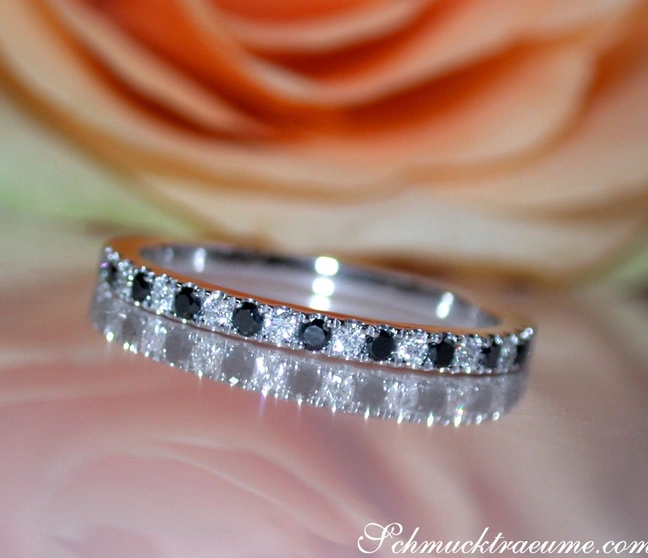 Schwarze & weiße Diamanten Halb Memoryring in Weißgold, detailreich, elegant Schwarze & weiße Diamanten Halb Memoryring in Weißgold, detailreich, elegant