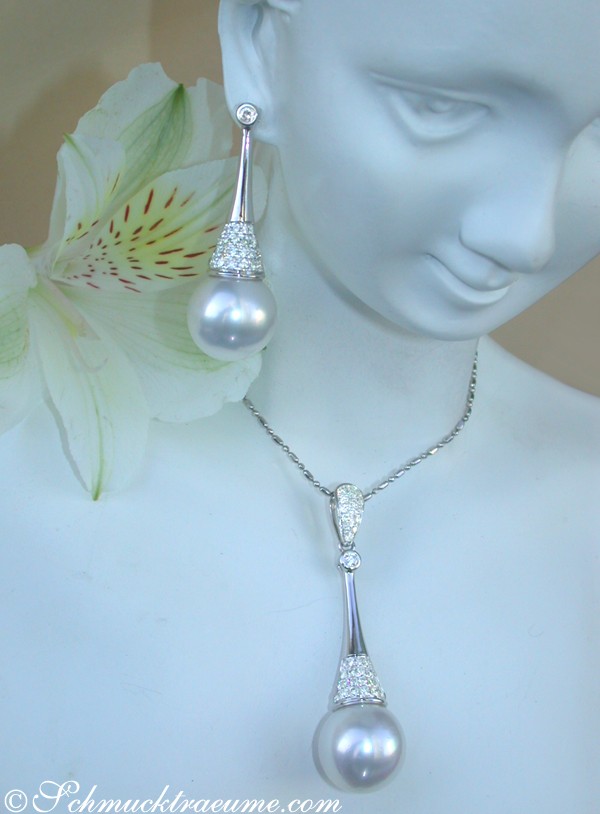 Südseeperlen-Ohrstecker mit Diamanten, Weißgold 585, elegant auf Puppe präsentiert