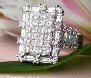 Schmuckring mit Diamanten in Weißgold 750, detailreiches Design auf Blüte