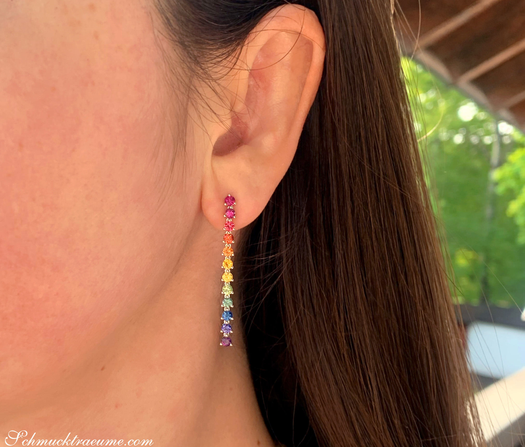 Regenbogen-Saphir-Ohrhänger 'Riviere' in Weißgold 750, detailreiches Ohransicht