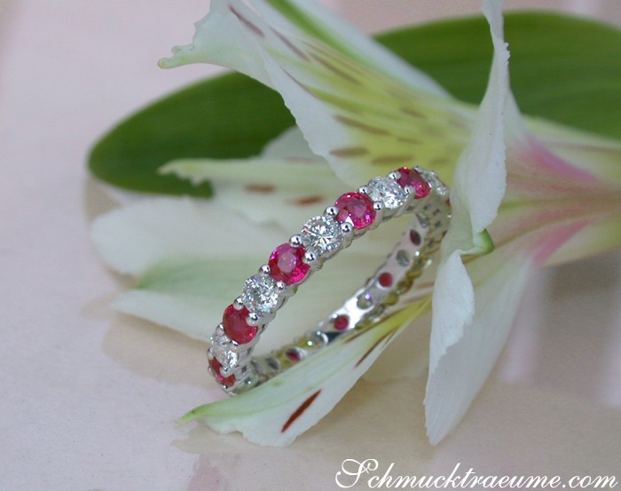 Feiner Diamanten-Memory-Ring mit Rubinen auf Blüte, Detailaufnahme