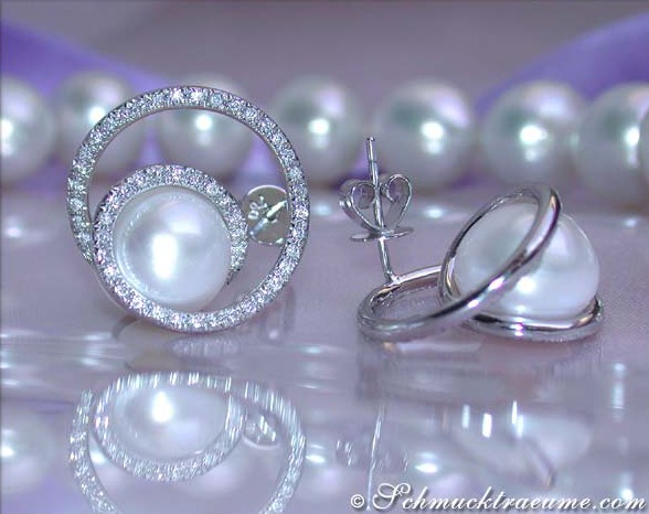Südseeperlen-Ohrstecker mit Brillanten, Detailaufnahme, runder Rahmen, glänzende Perlen, elegante Verarbeitung.