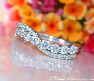 Überkreuzter Bandring mit 0.740 ct Brillanten in Weißgold 750