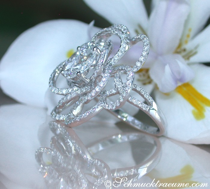 Blüten-Diamantring in Weißgold mit elegantem Design