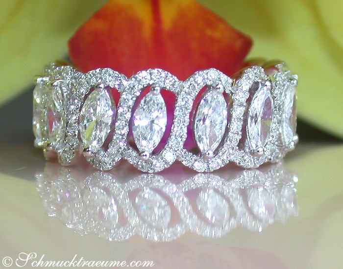 Weißgold-Ring mit Marquise-Diamanten, detailreich, schimmernd, elegant